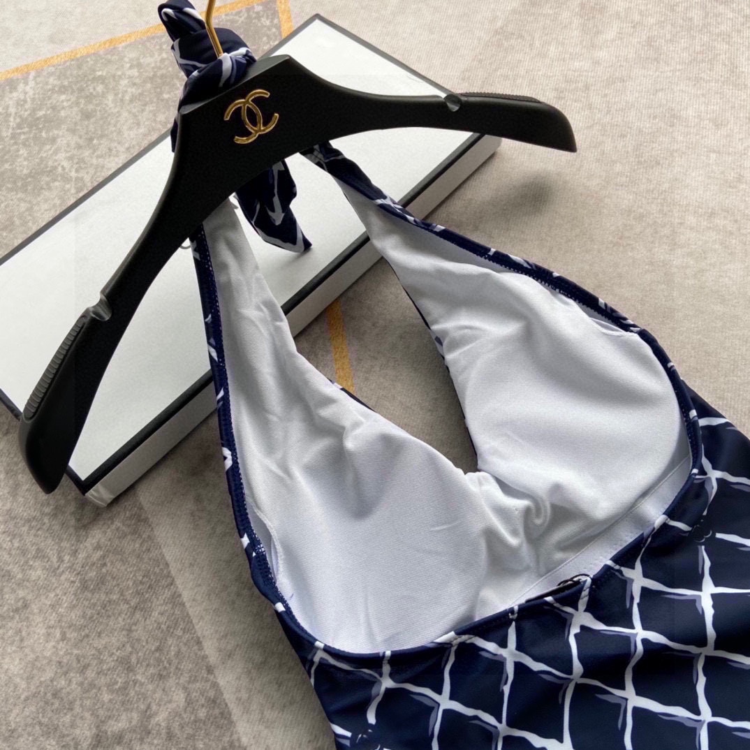 l**is V*t*n swimsuit