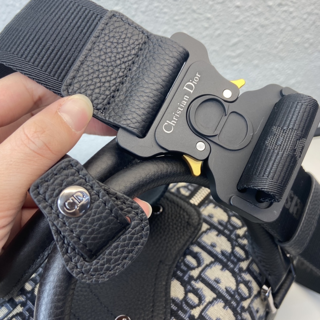 D*or oblique bag-26 x 16 x 14.5 cm