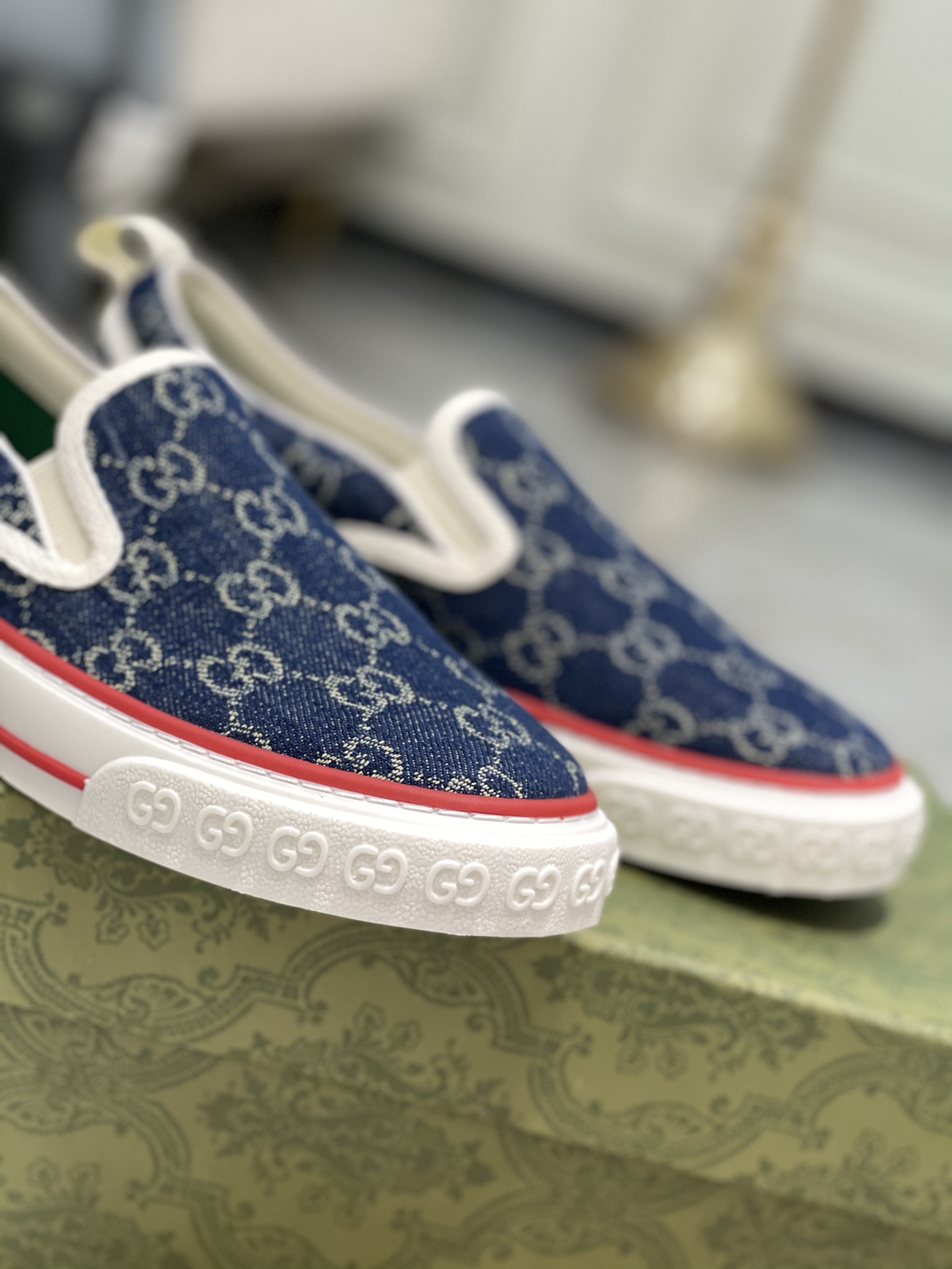 G*u*i disney sneakers