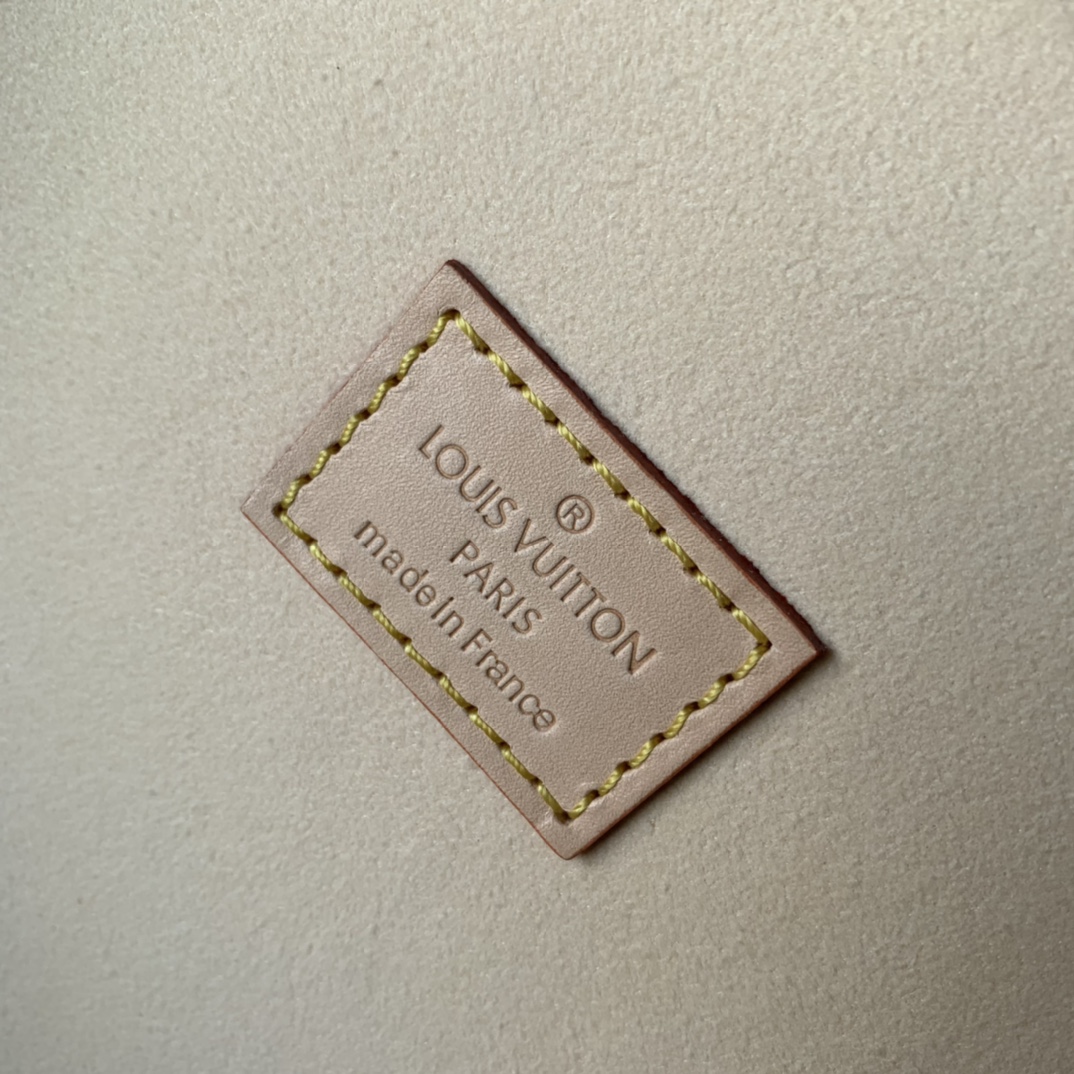 l**is V*t*n jewelry box-24*13*17cm