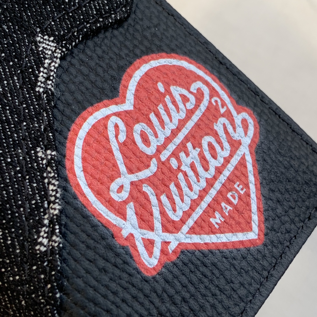 l**is V*t*n wallet-11*8.5*2cm