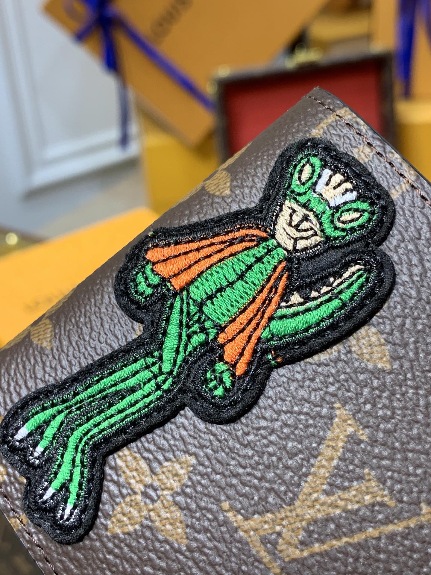 l**is V*t*n slender wallet-11*8.5*2cm