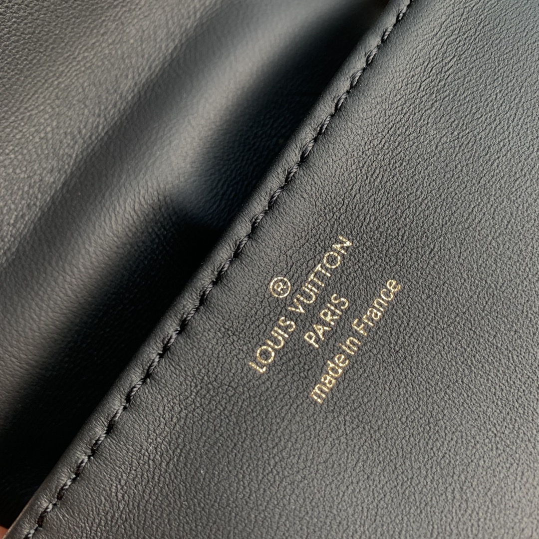 l**is V*t*n mini coussion-13×4×10cm