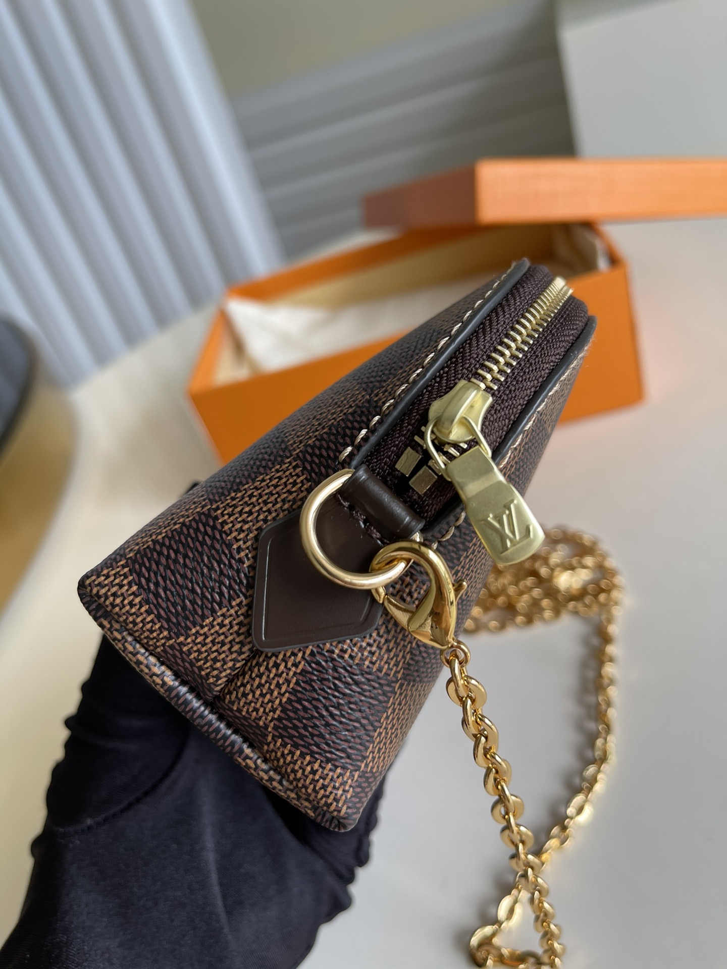 l**is V*t*n cosmetic bag-17*12*6cm