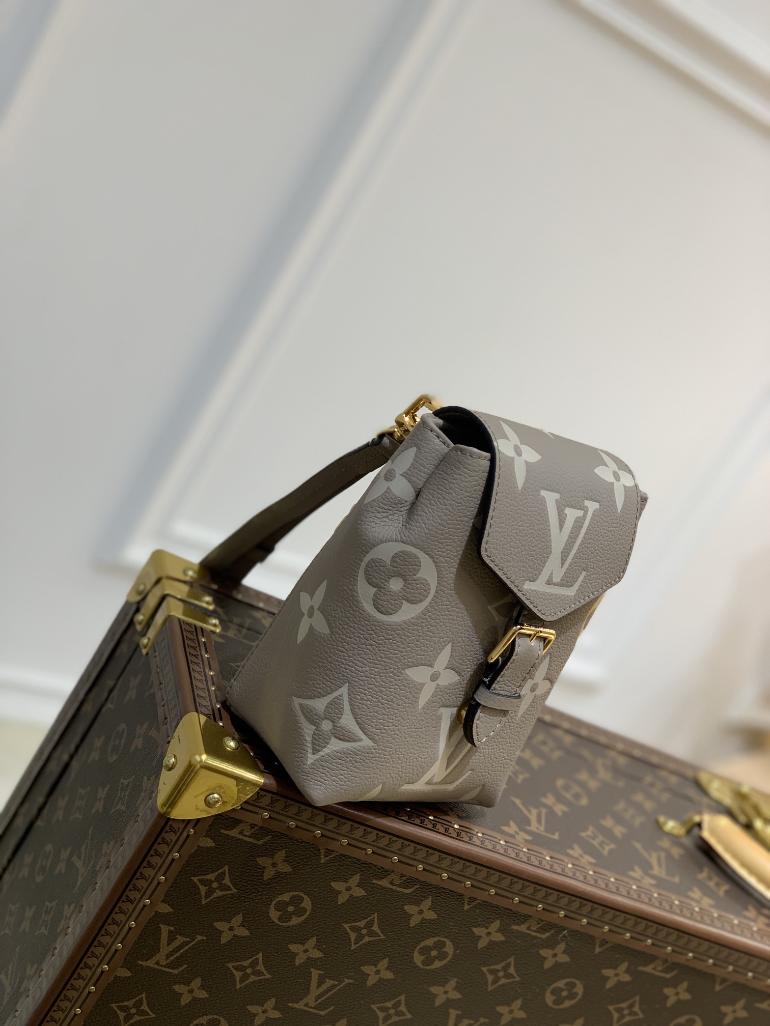 l**is V*t*n by the pool backpack m80738-13*19*8cm