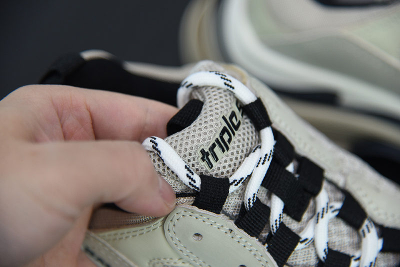 Ba*len*cia*ga triple s