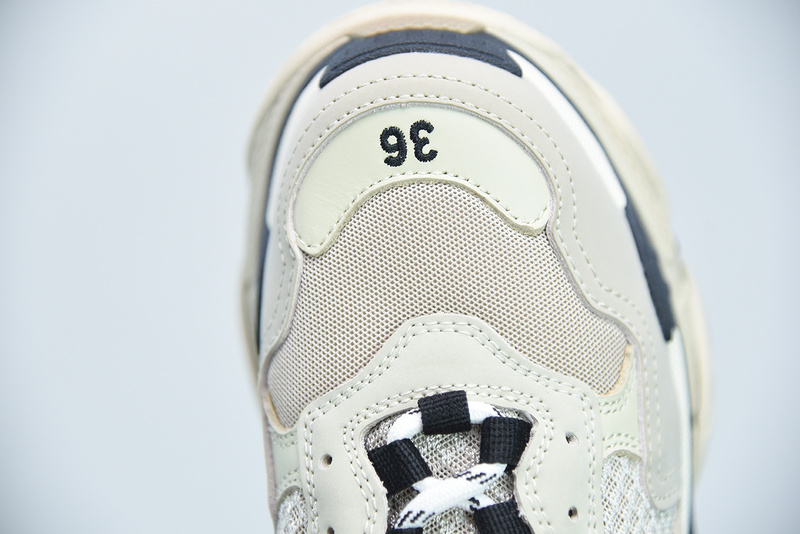 Ba*len*cia*ga triple s