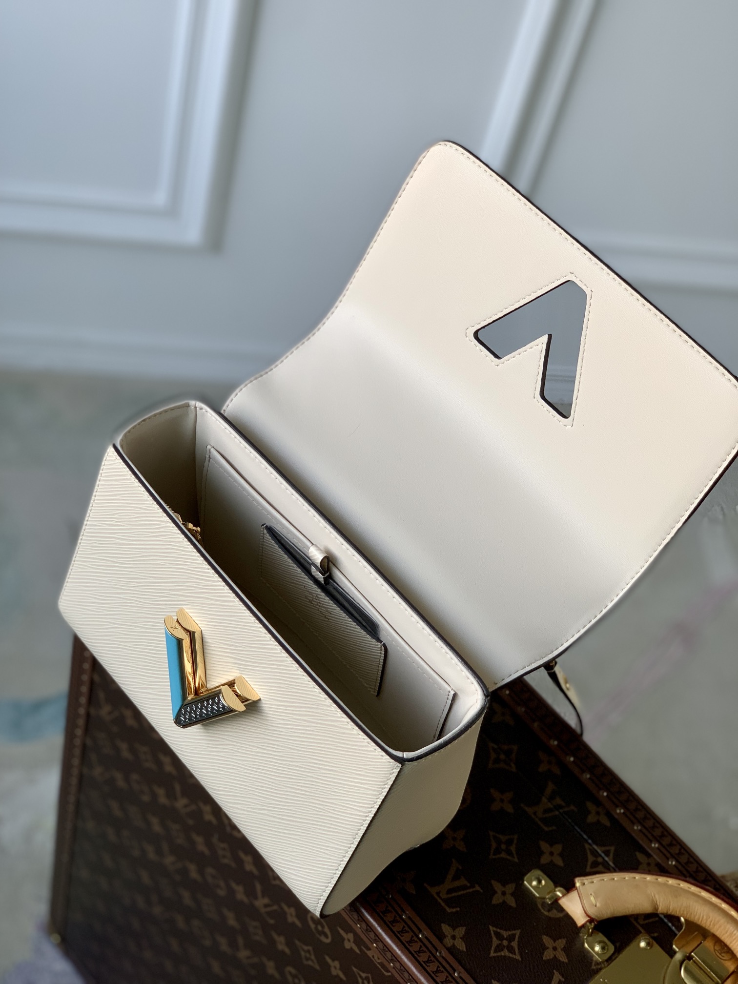 l**is V*t*n twist mm-23*18*8cm