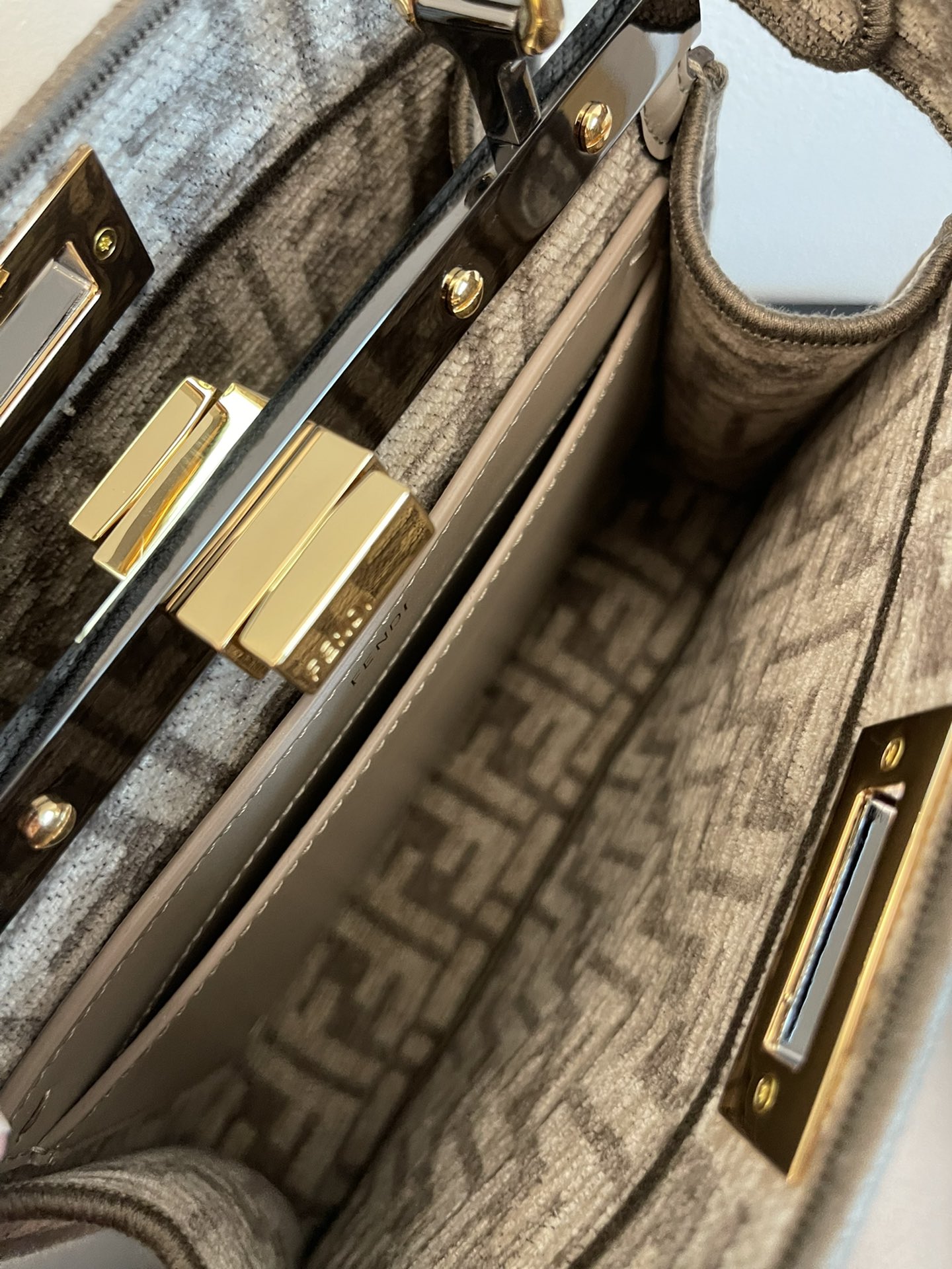 F**di peekabooiseeu-27x21x11cm