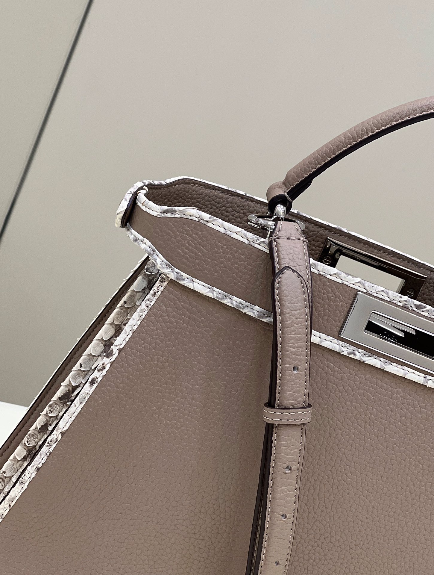 F**di peekabootote-33×12×25cm