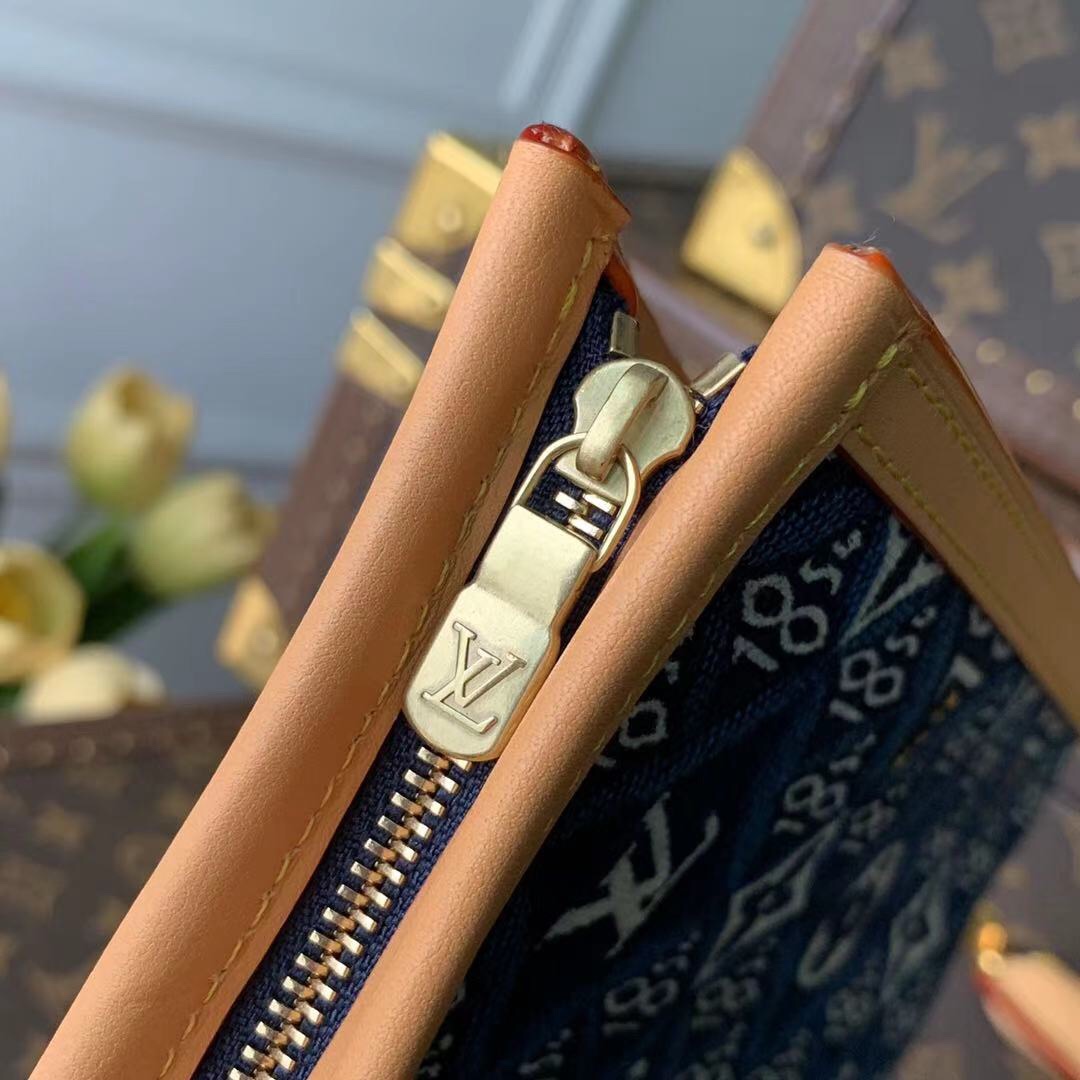 l**is V*t*n since 1854 toilet pouch xl-26*20*5cm