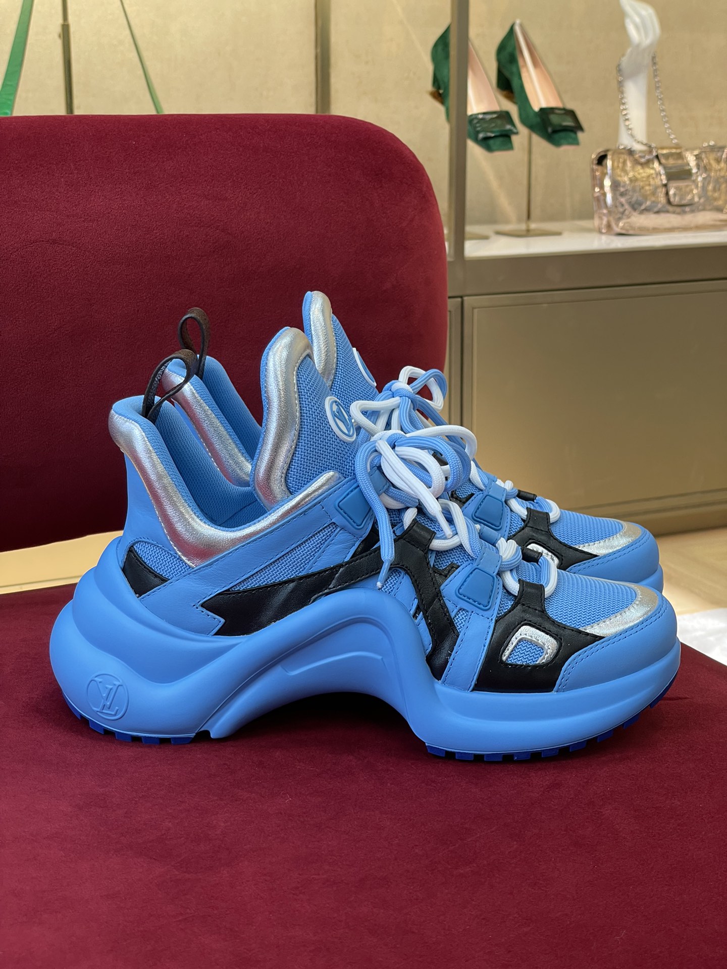 l**is V*t*n archlight sneaker