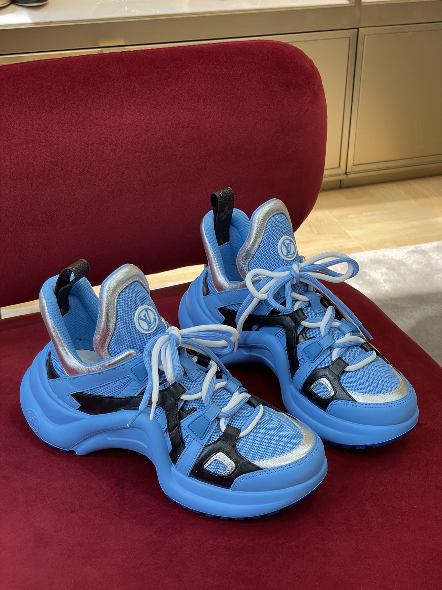 l**is V*t*n archlight sneaker