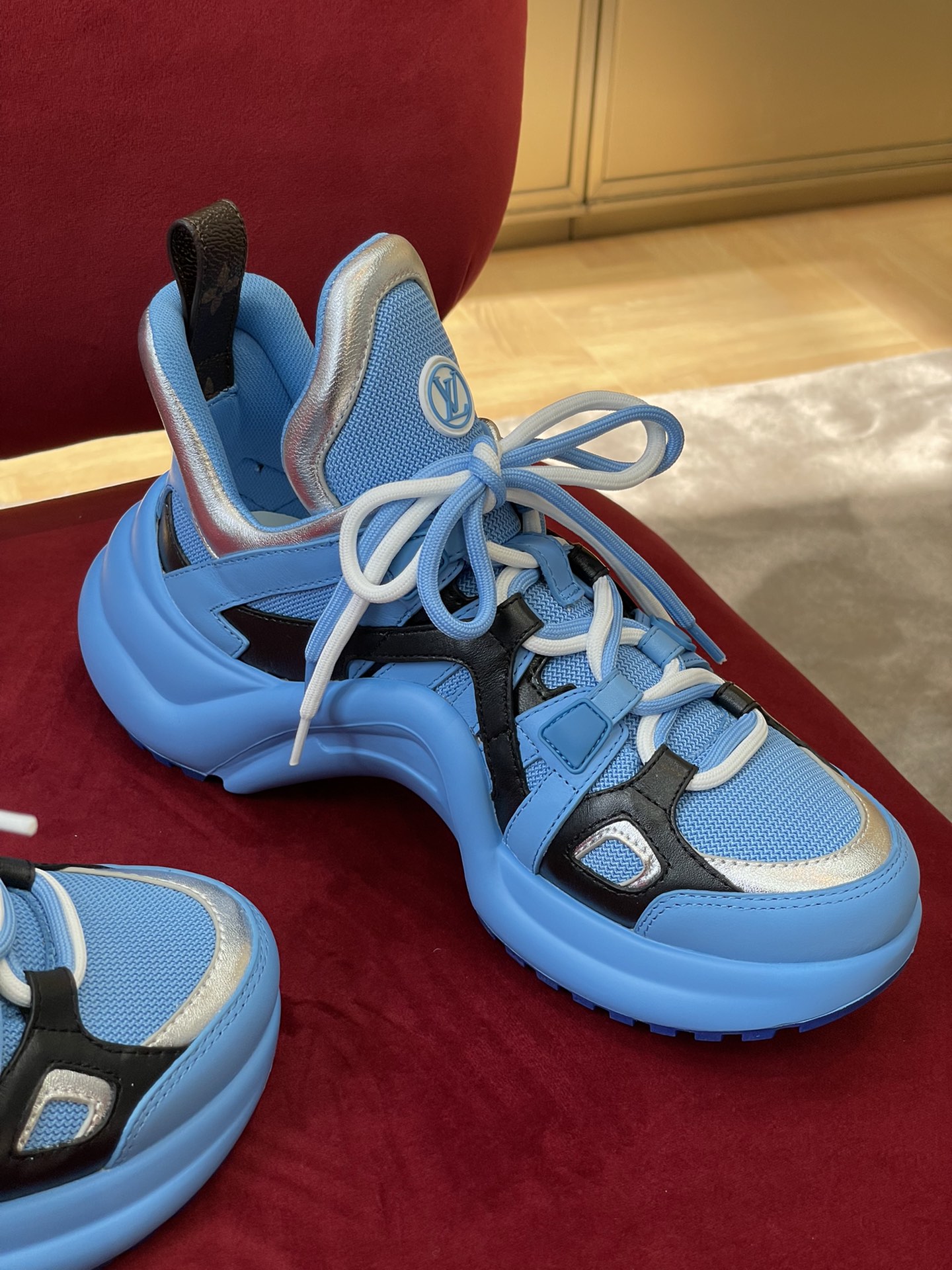 l**is V*t*n archlight sneaker