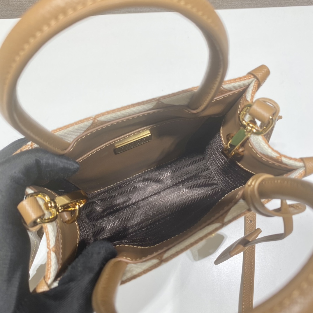 Pra*a small tote in saffiano leather 1ba355-17*19*6cm