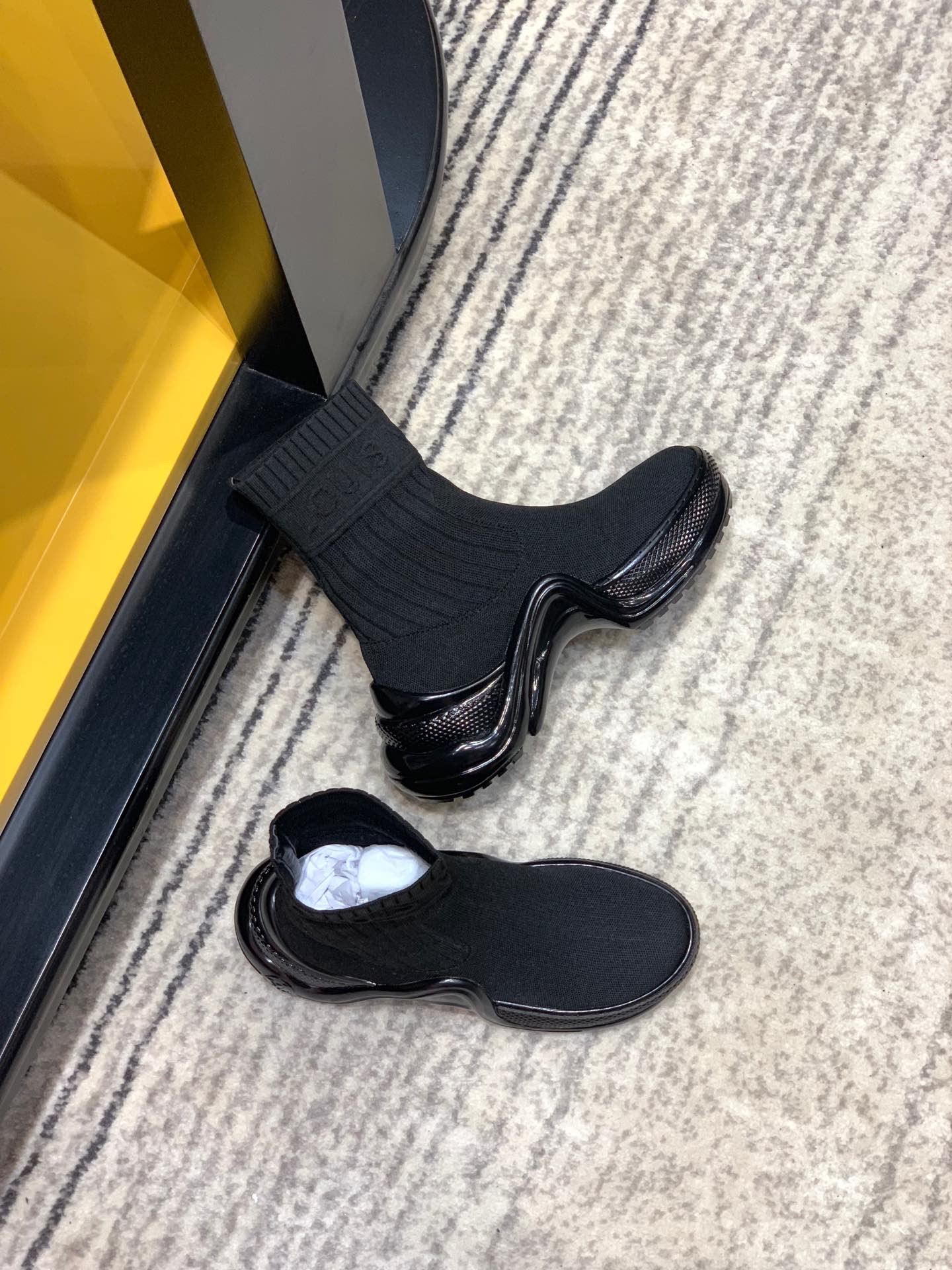 l**is V*t*n archlight sock sneaker