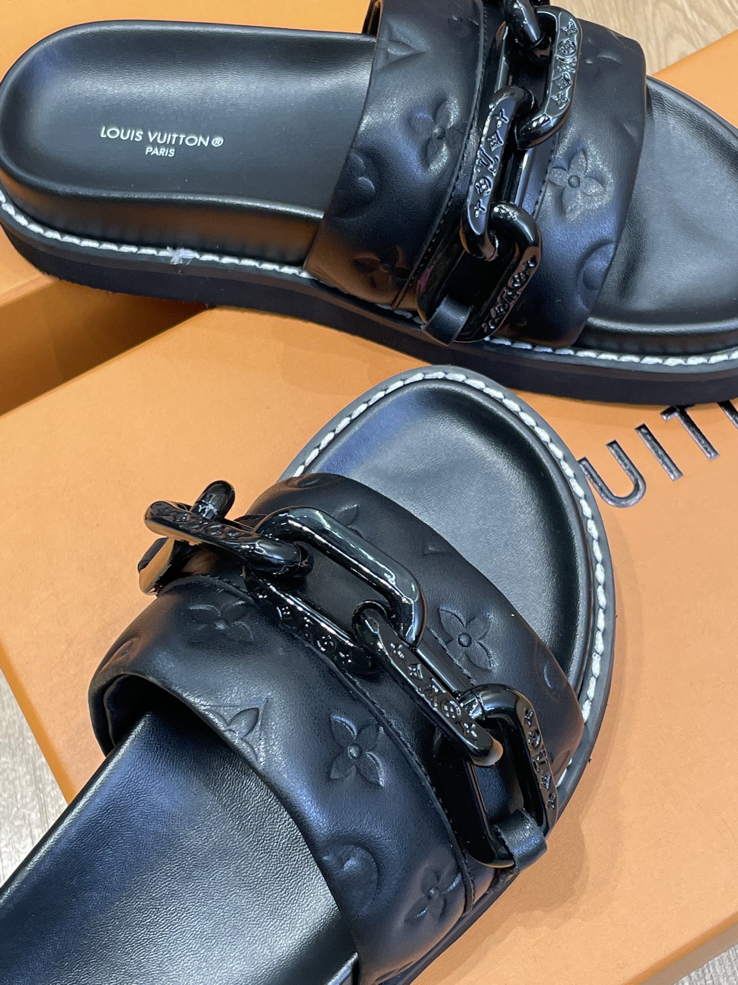 l**is V*t*n 2022ss sandals