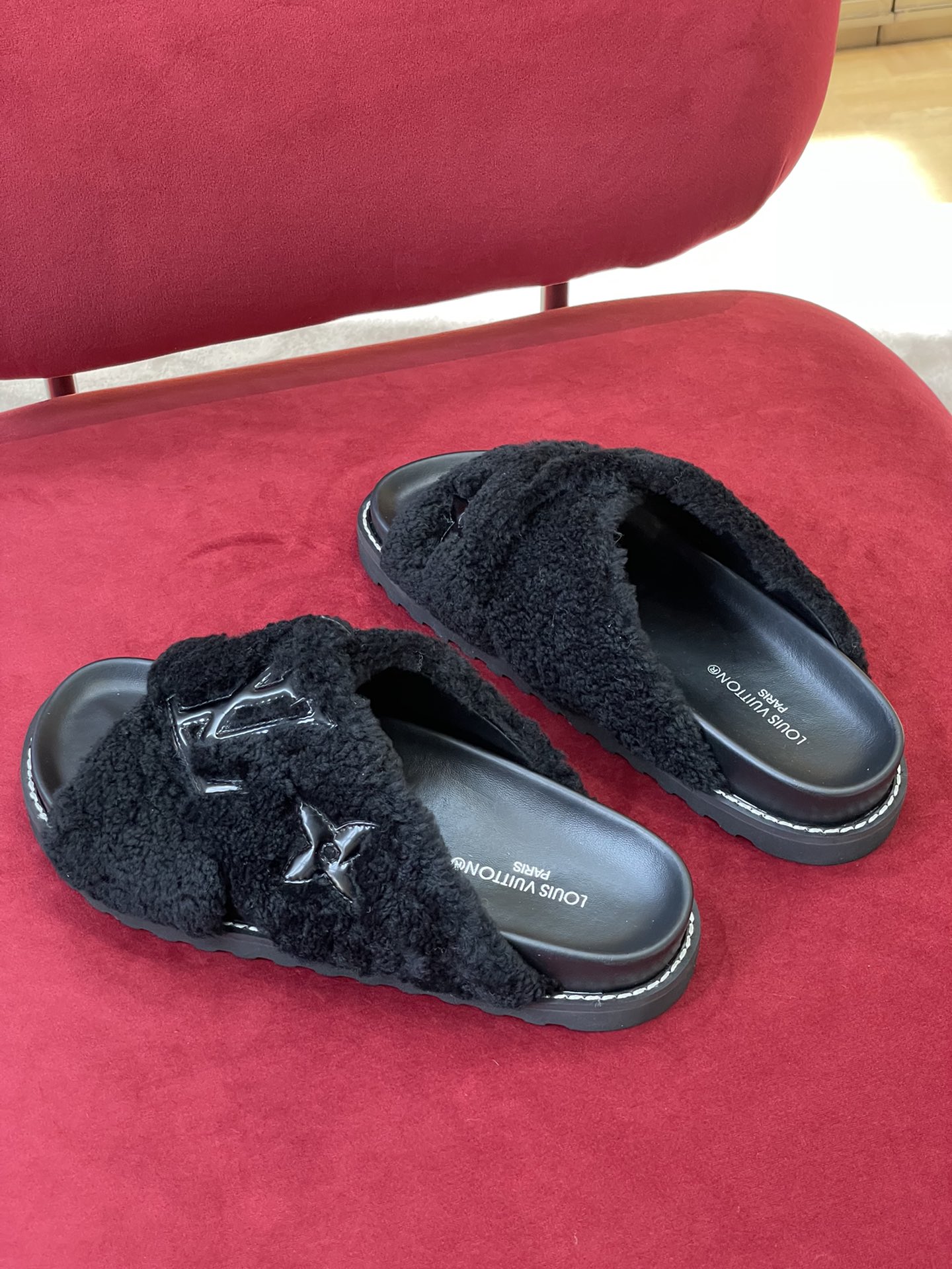 l**is V*t*n paseo sandals