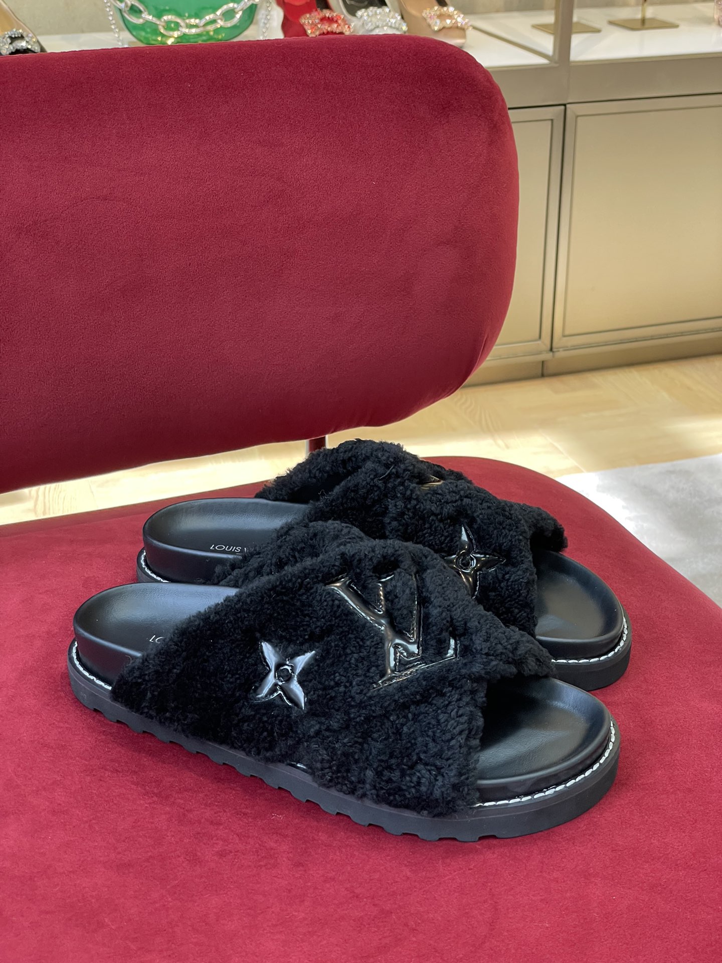 l**is V*t*n paseo sandals