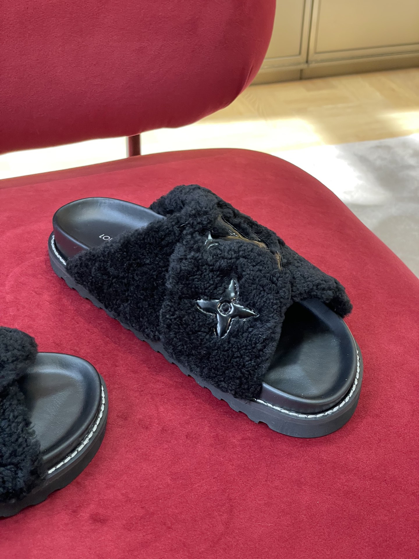 l**is V*t*n paseo sandals