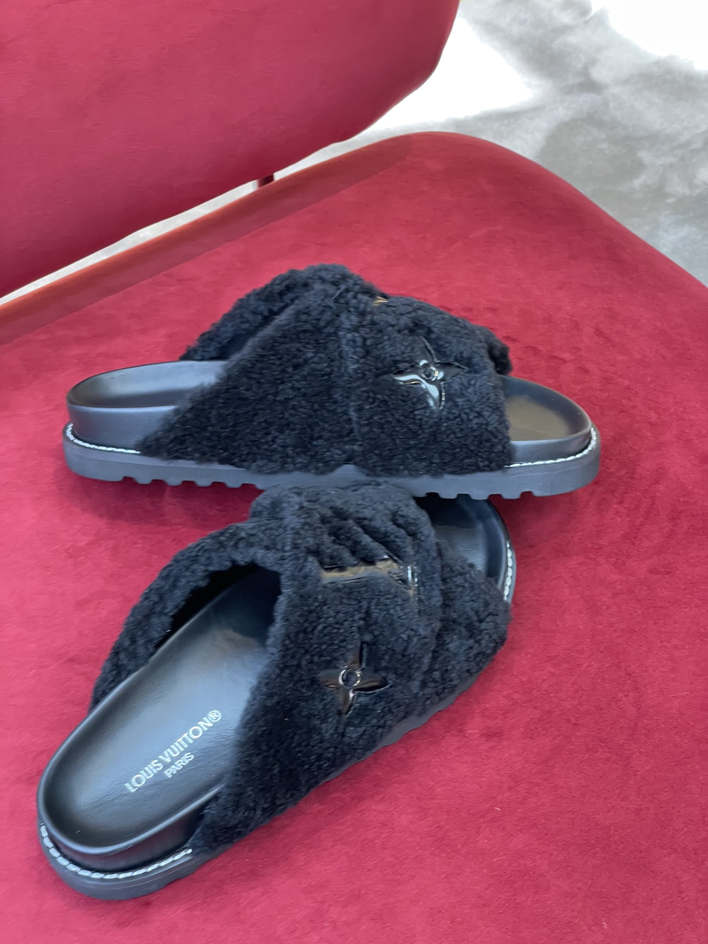 l**is V*t*n paseo sandals