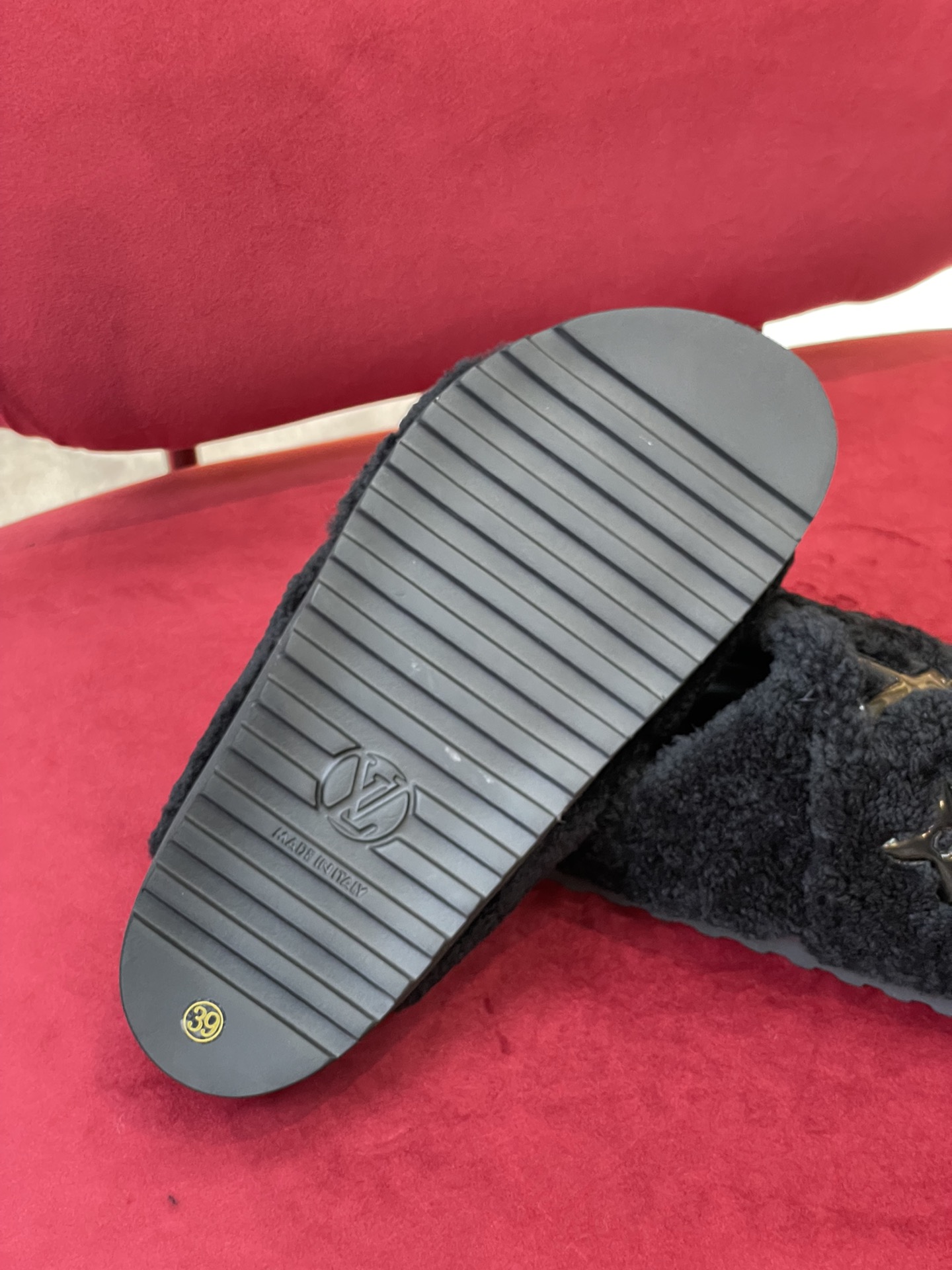 l**is V*t*n paseo sandals