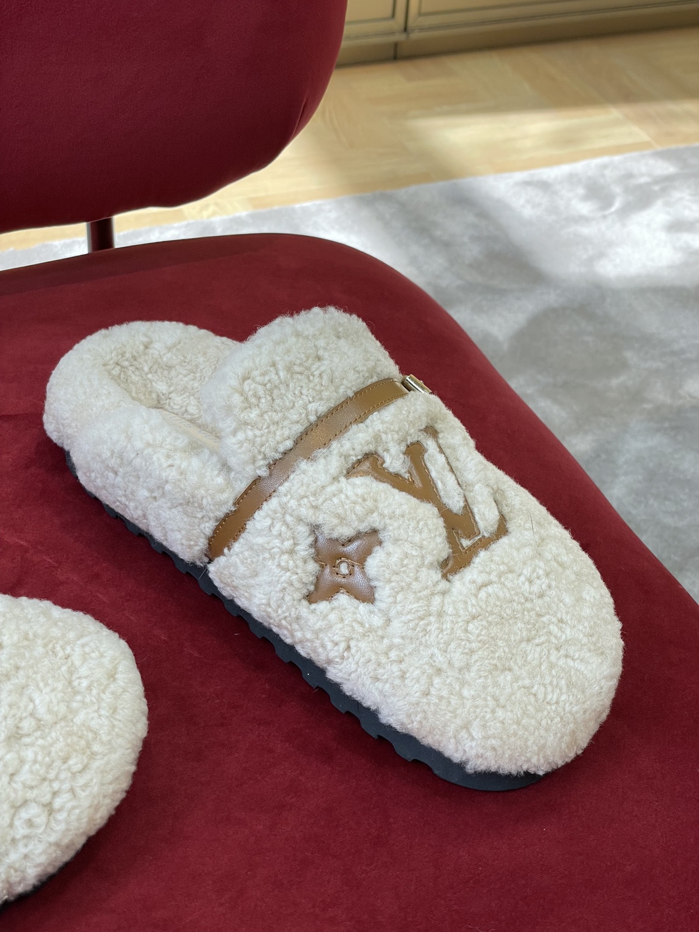 l**is V*t*n winter break comfert sandals