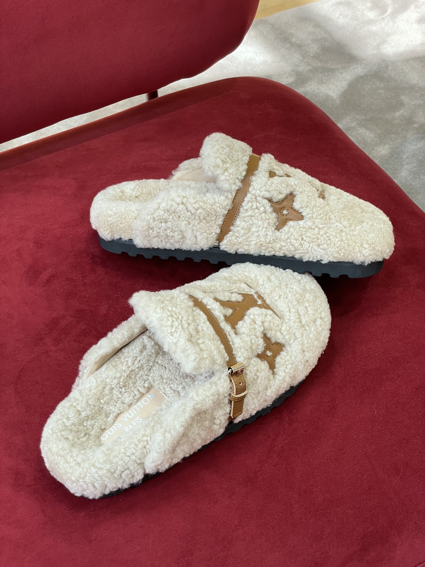 l**is V*t*n winter break comfert sandals