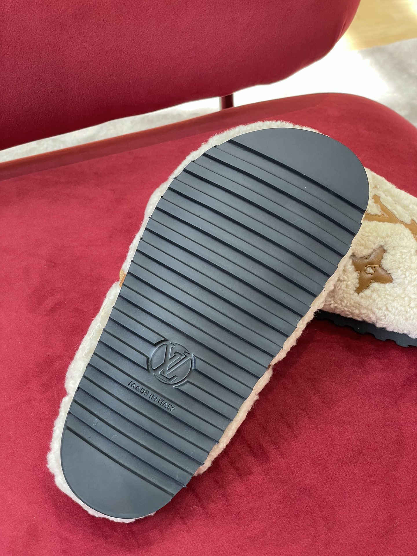 l**is V*t*n winter break comfert sandals