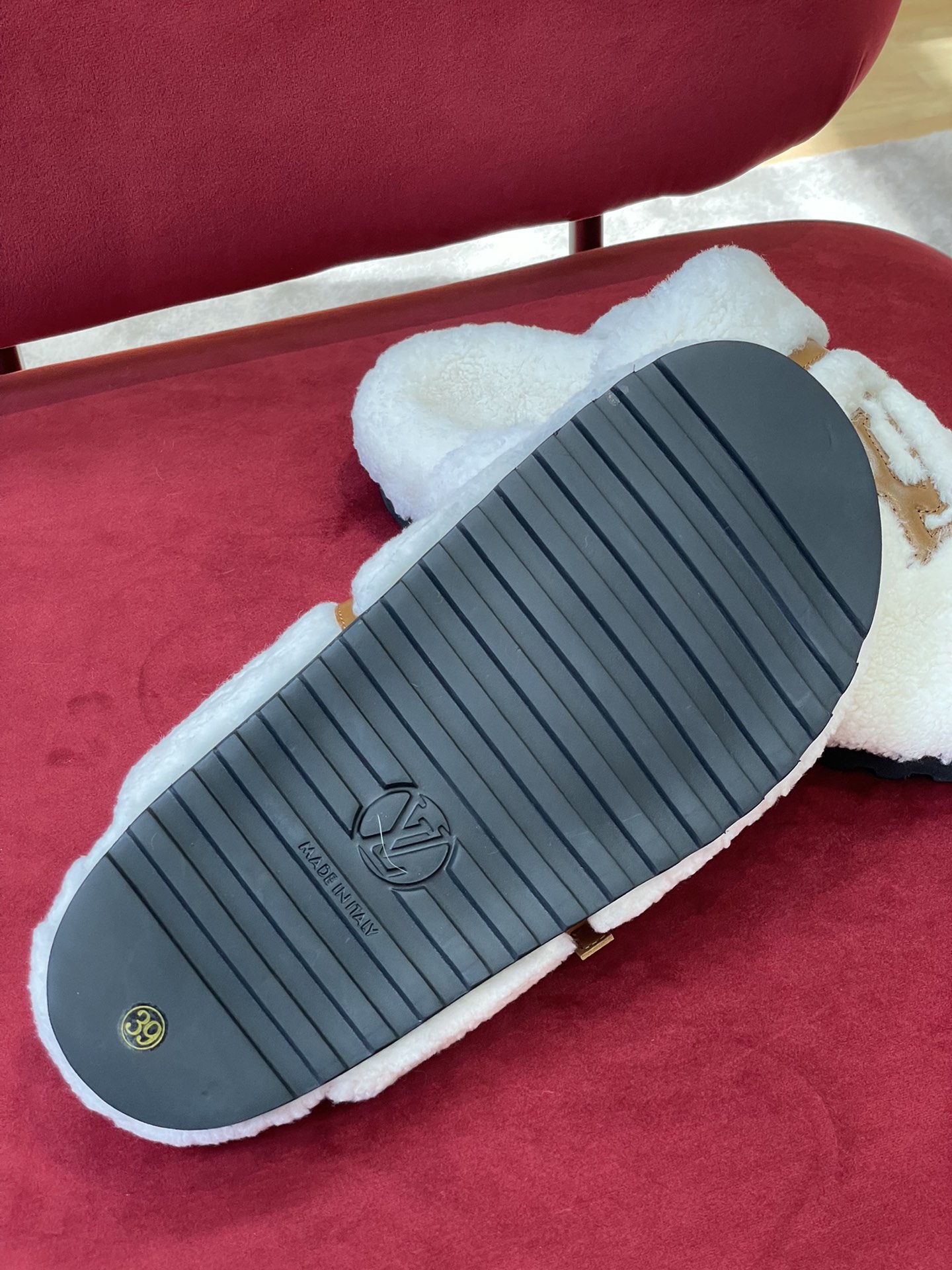 l**is V*t*n winter break comfert sandals