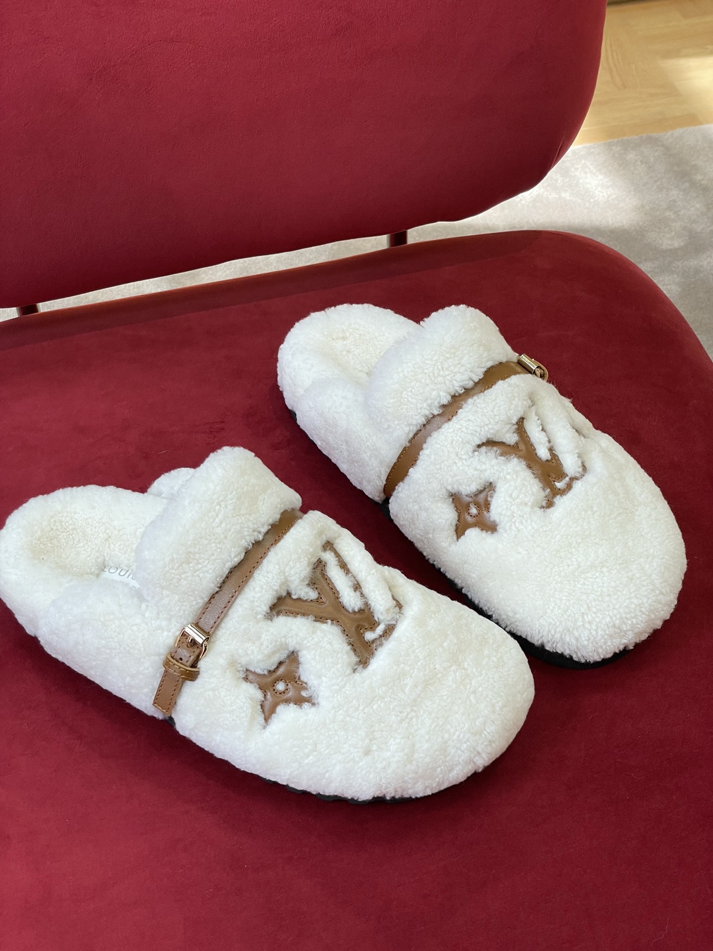 l**is V*t*n winter break comfert sandals