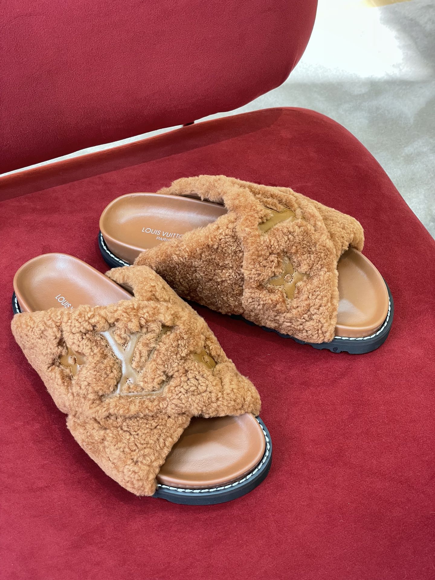 l**is V*t*n paseo sandals