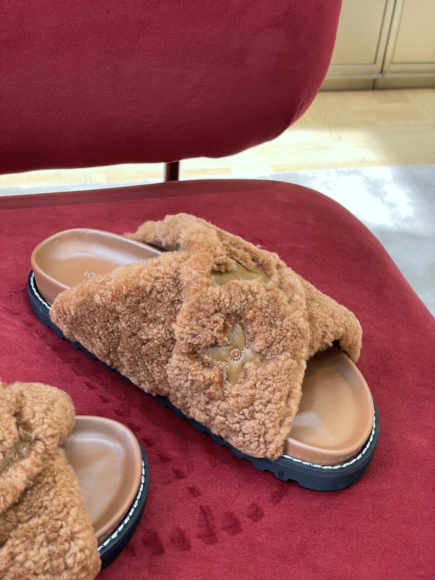 l**is V*t*n paseo sandals