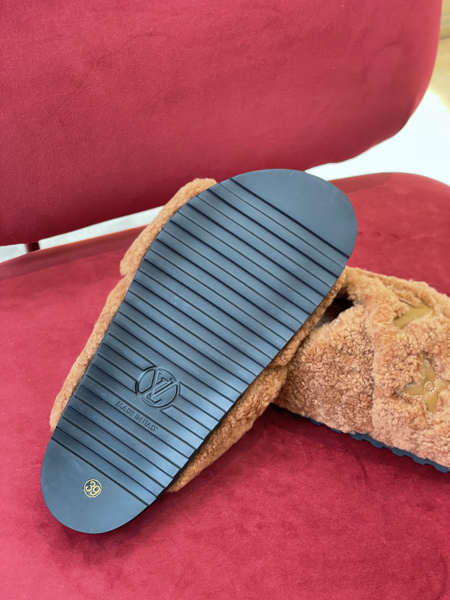 l**is V*t*n paseo sandals