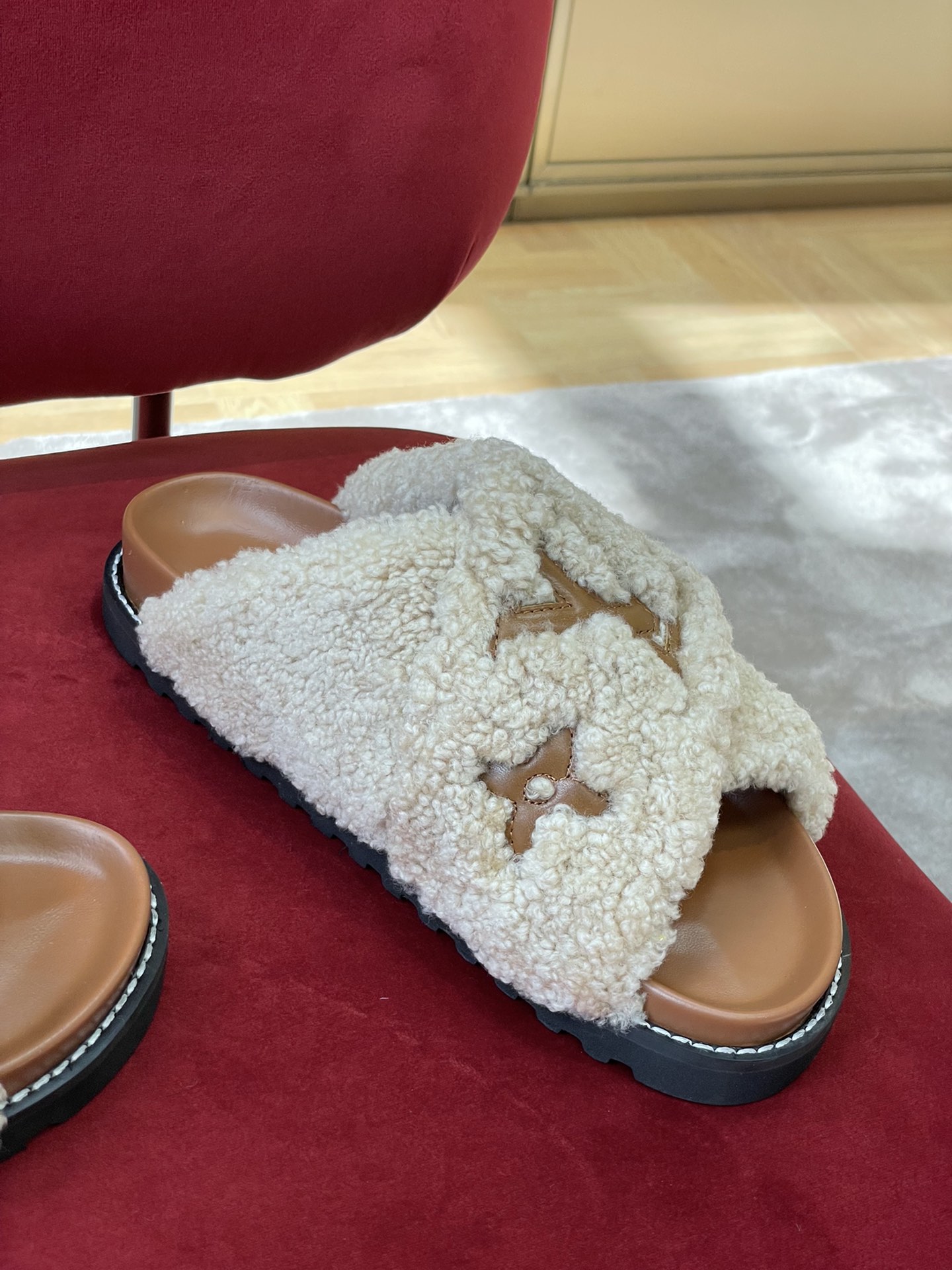 l**is V*t*n paseo sandals