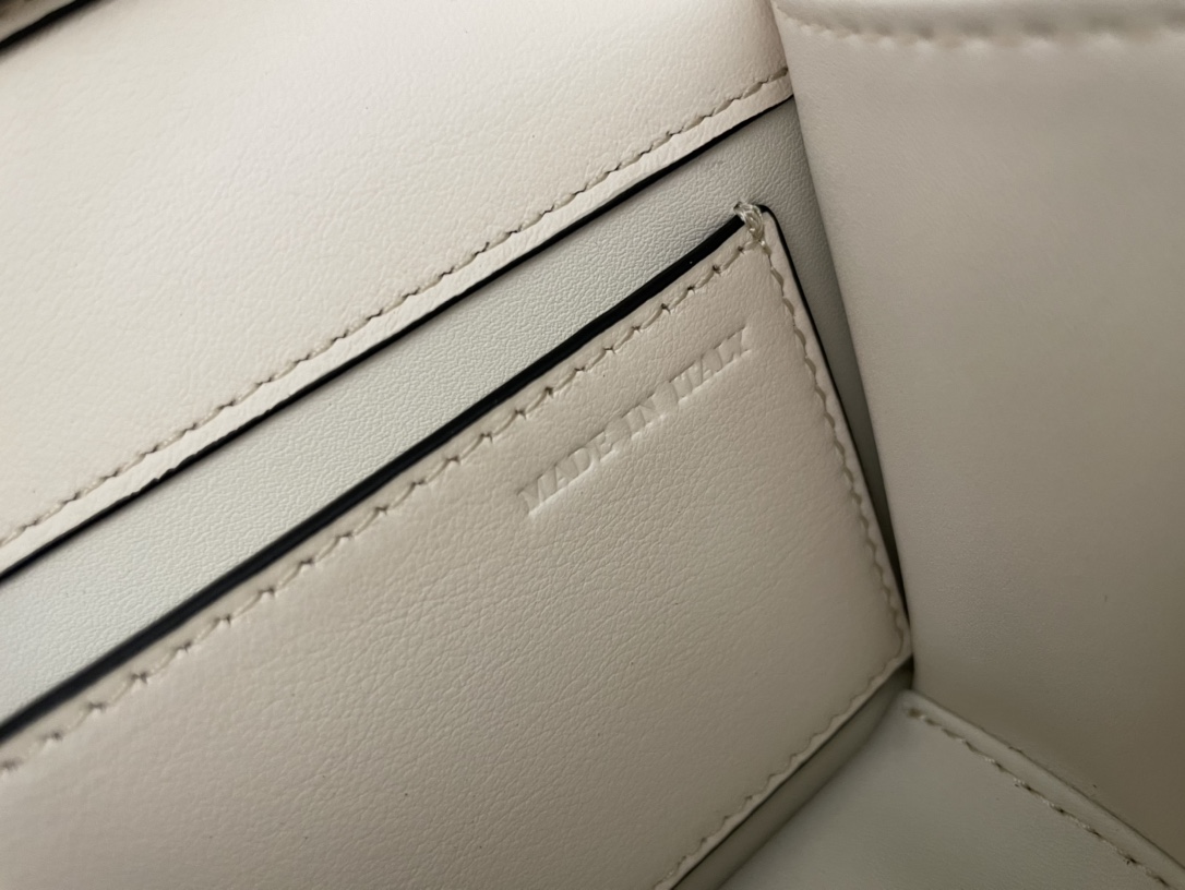 Valentino Handbags-20*15*7CM