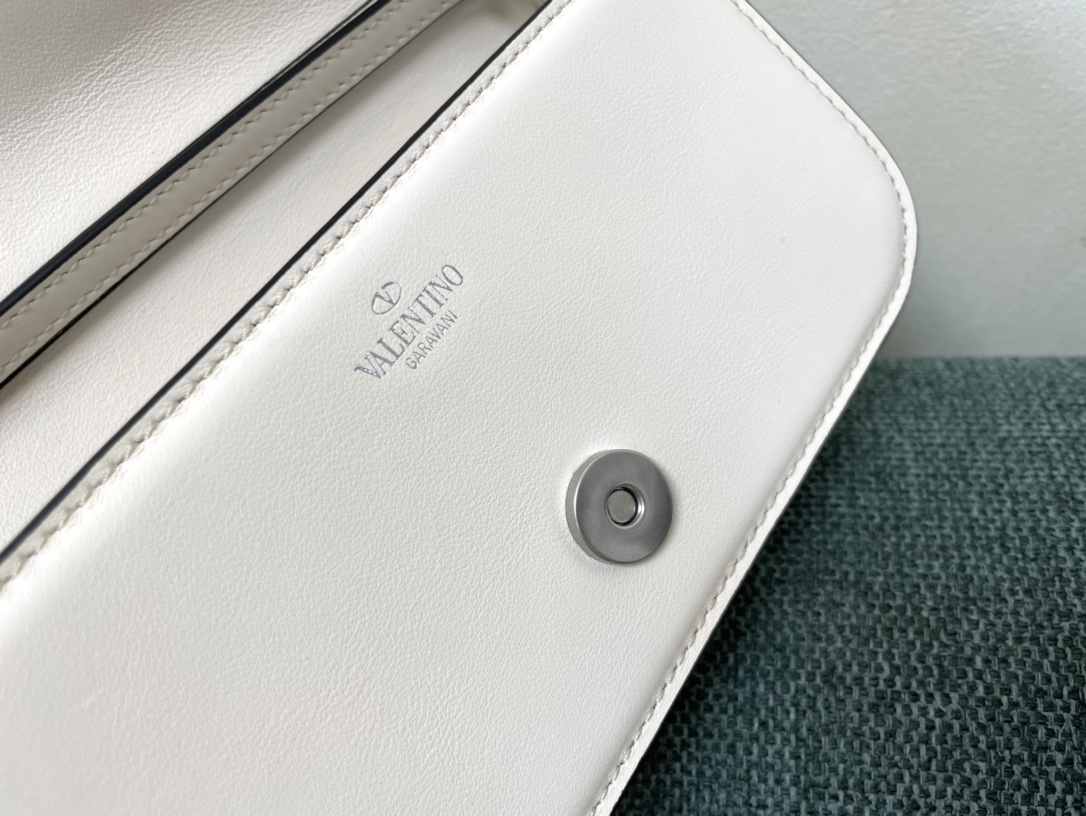 Valentino Handbags-20*15*7CM