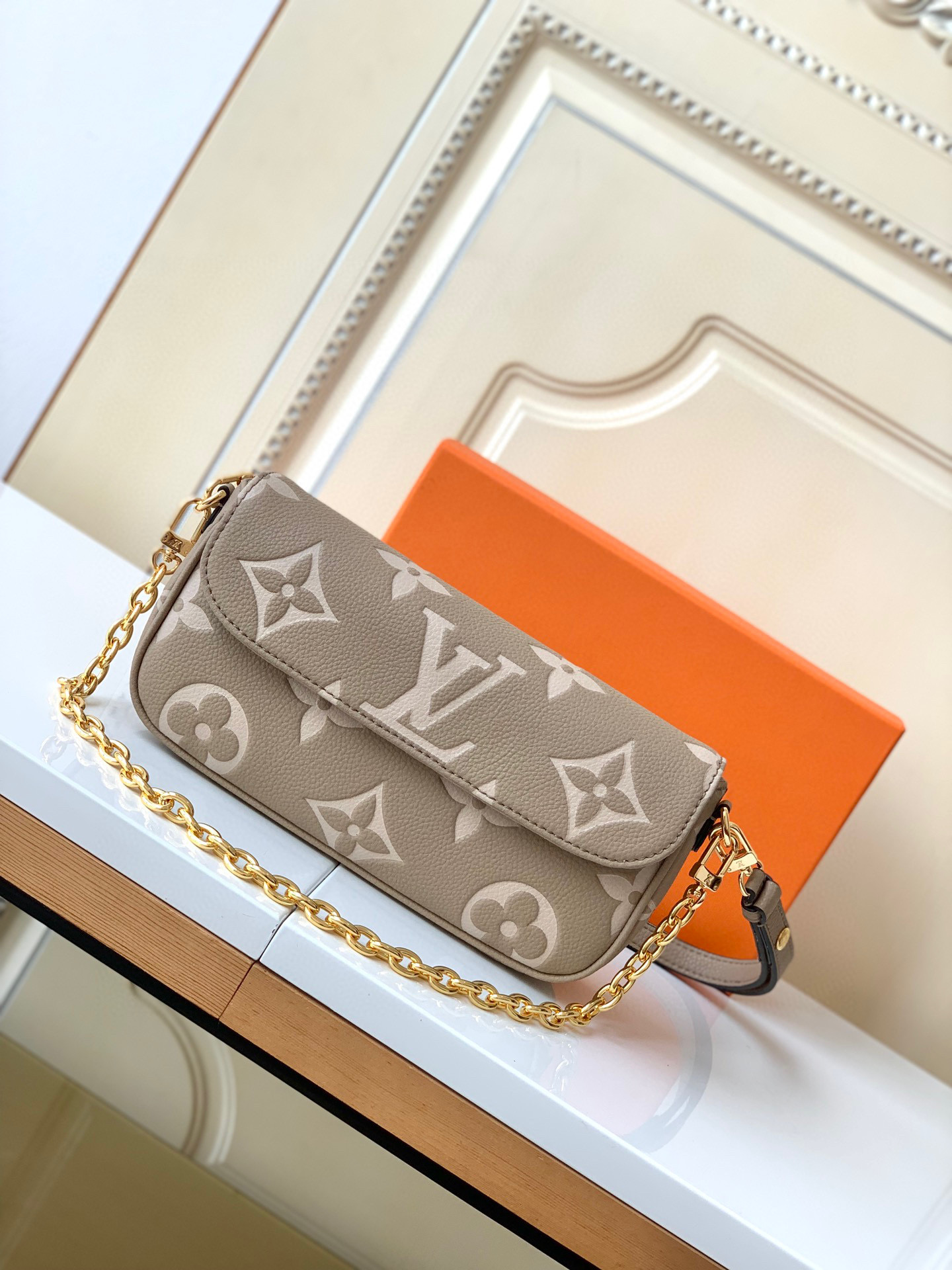 l**is V*t*n wallet on chain ivy-23.5 x 12.0 x 4.3 cm