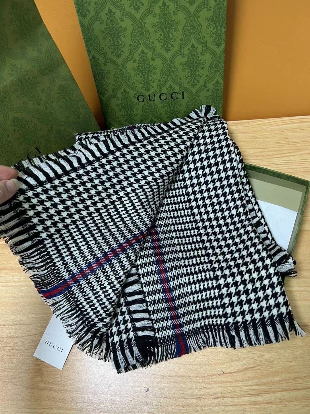 G*u*i scarf-35*240cm