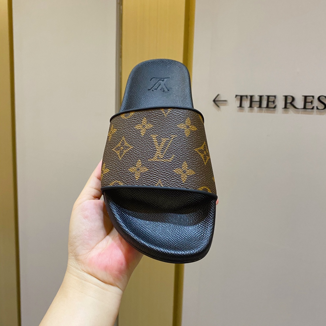 l**is V*t*n slippers