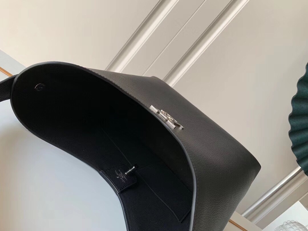 l**is V*t*n lock me hobo-29.5*34*16cm