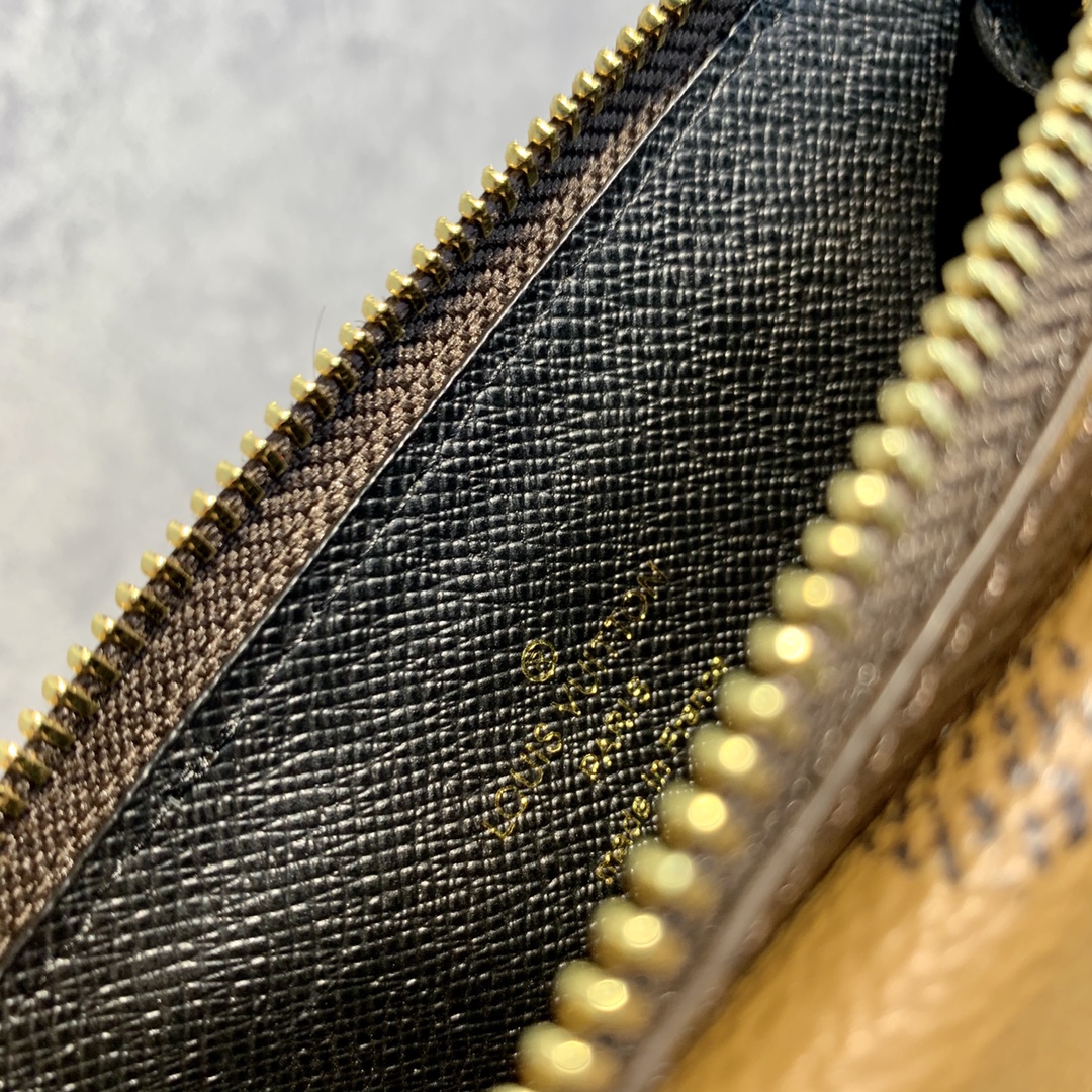 l**is V*t*n m81303 recto verso -13*9.5*2cm