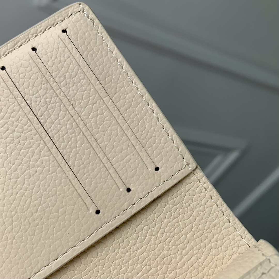 l**is V*t*n cléa wallet-11*8.5*3.5cm