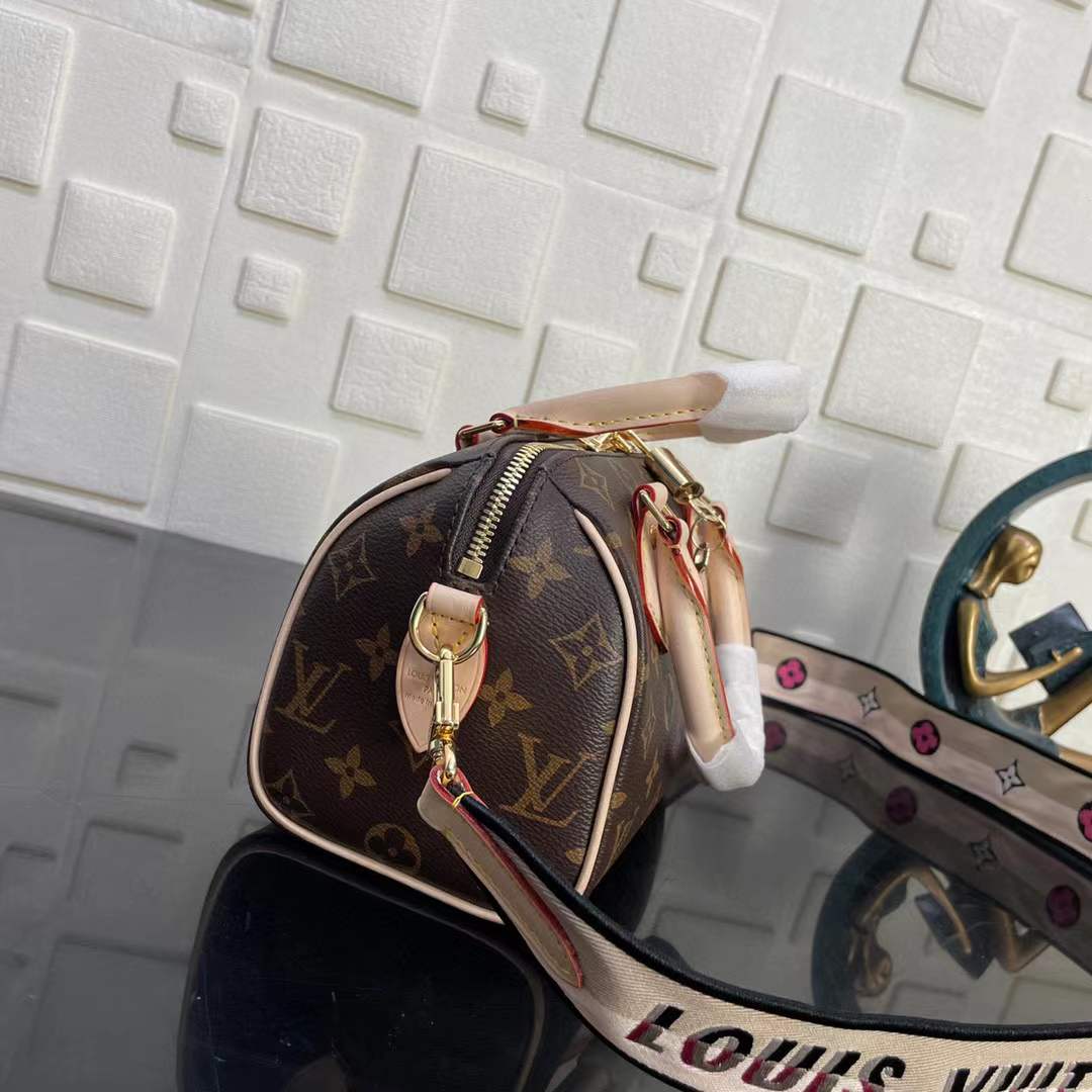 l**is V*t*n speedy-m41114-red inside-20x 13.5x 11.5cm