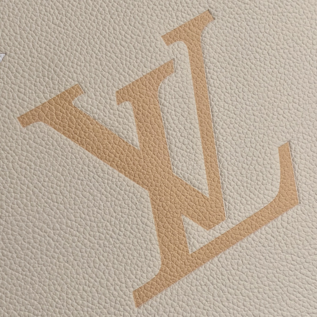 l**is V*t*n toiletry pouch 26-26*20*5cm