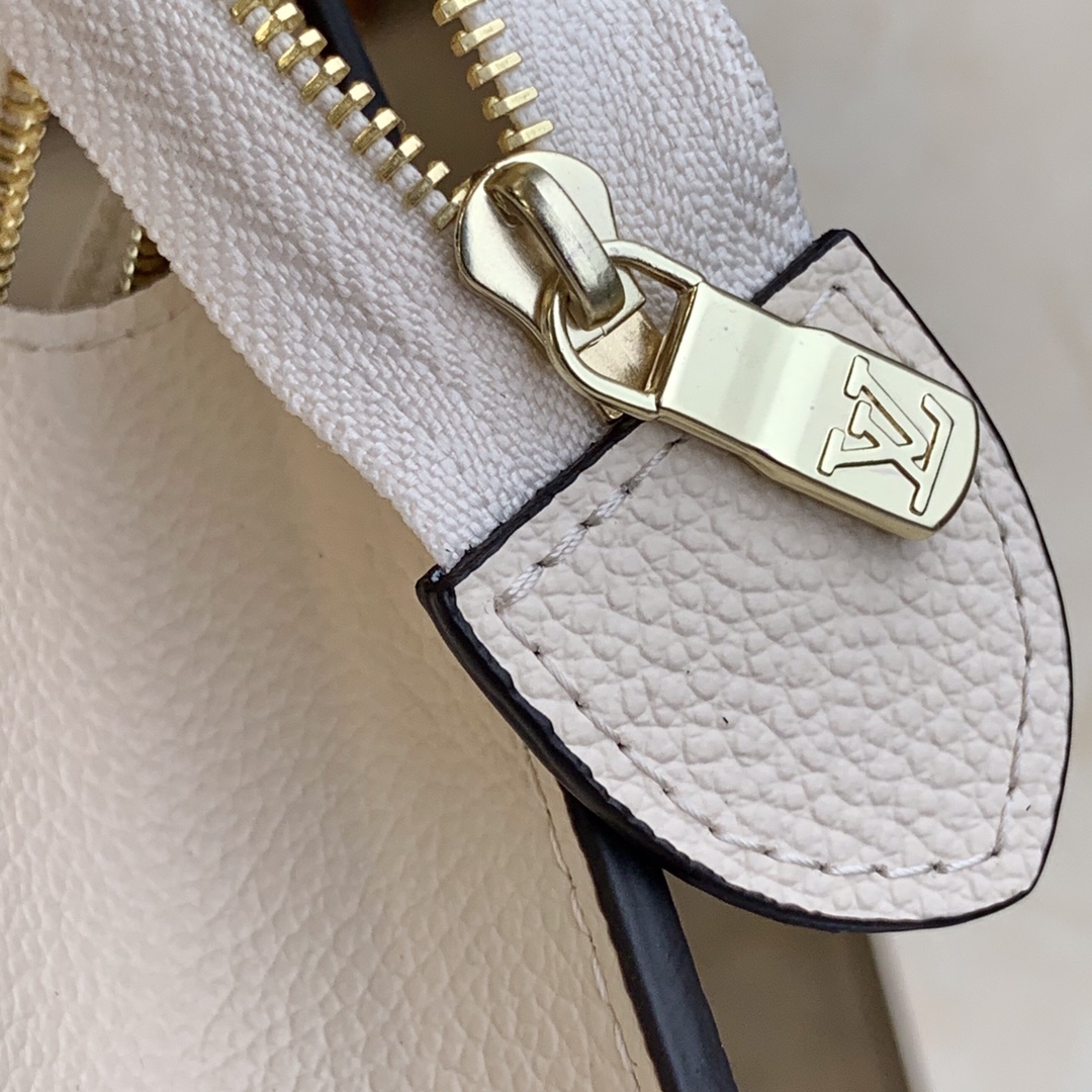 l**is V*t*n toiletry pouch 26-26*20*5cm