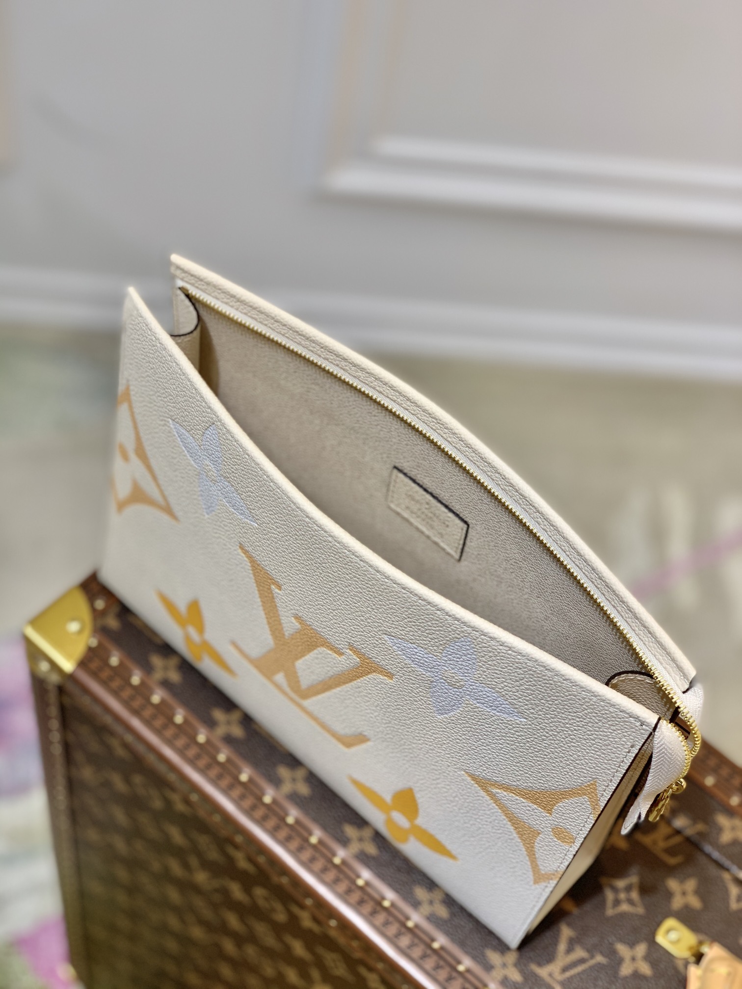 l**is V*t*n toiletry pouch 26-26*20*5cm