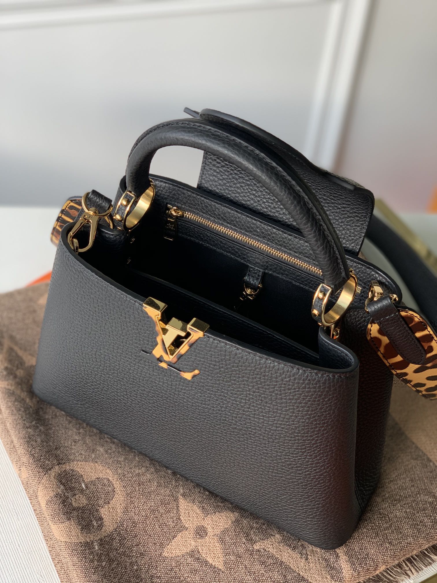 l**is V*t*n capucines bag-27*18*9cm