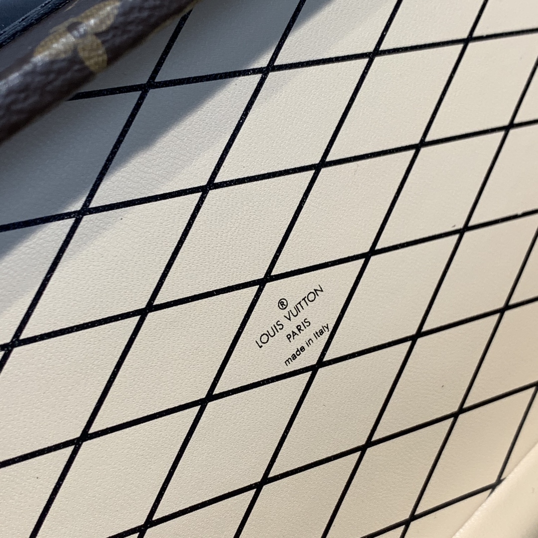 l**is V*t*n petite malle east west-27*12*6.5cm