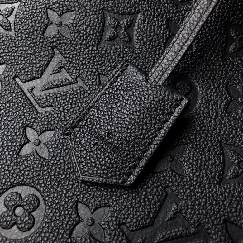 l**is V*t*n montaigne mm-33*23*15cm